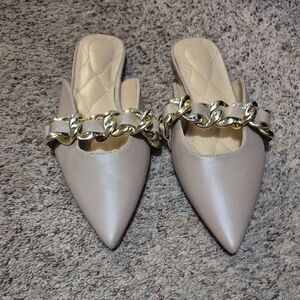 Source Unknown Tan and Gold Mules with Elegant Chain Detail